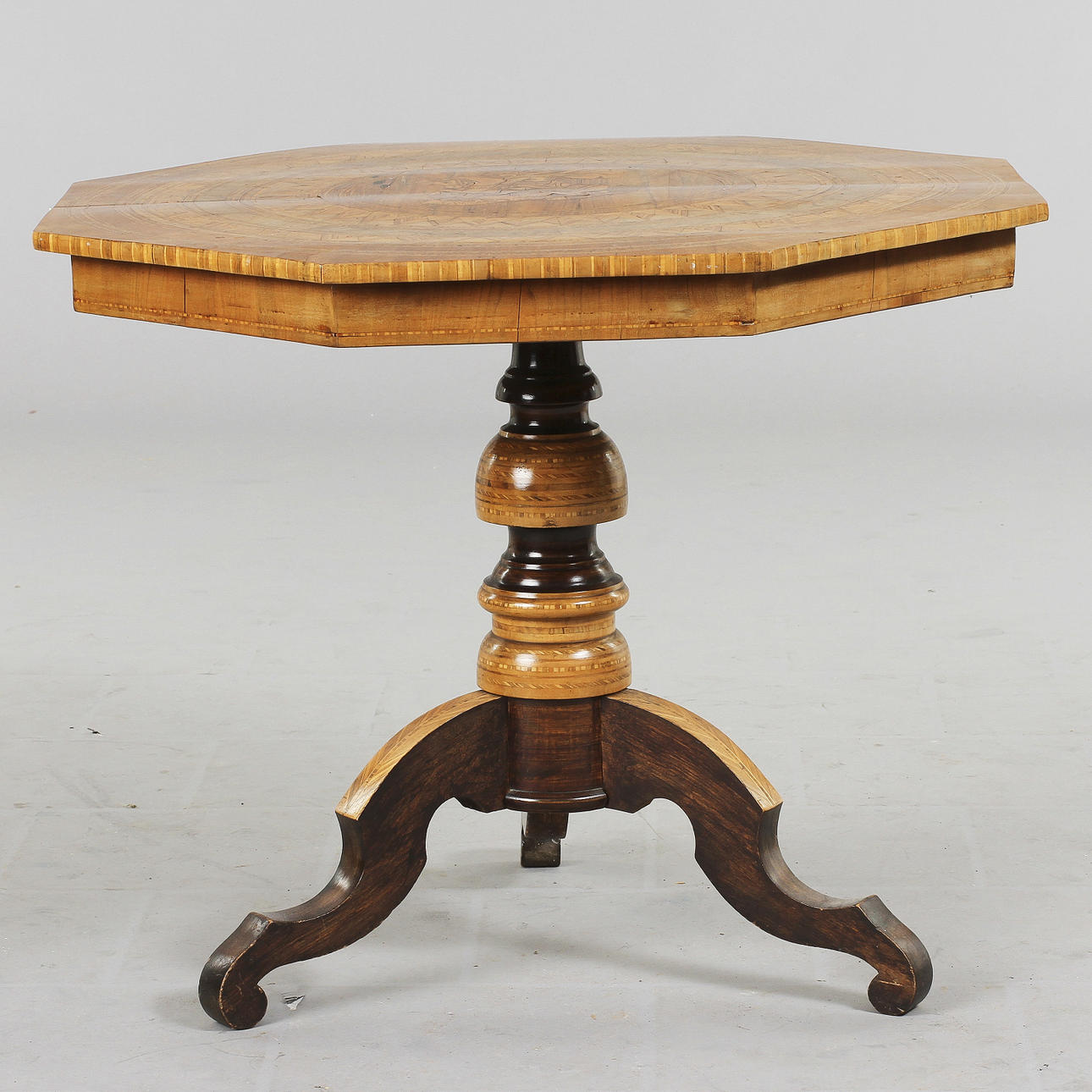BORD, oktagonal skiva på tredelad pelarfot, mellaneuropa 1800-tal.