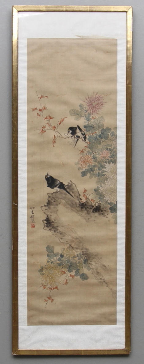 OKÄND KONSTNÄR. Kina eller Japan. Motiv med fåglar och blommor. Gouache på siden. Stämpel samt påskrift.