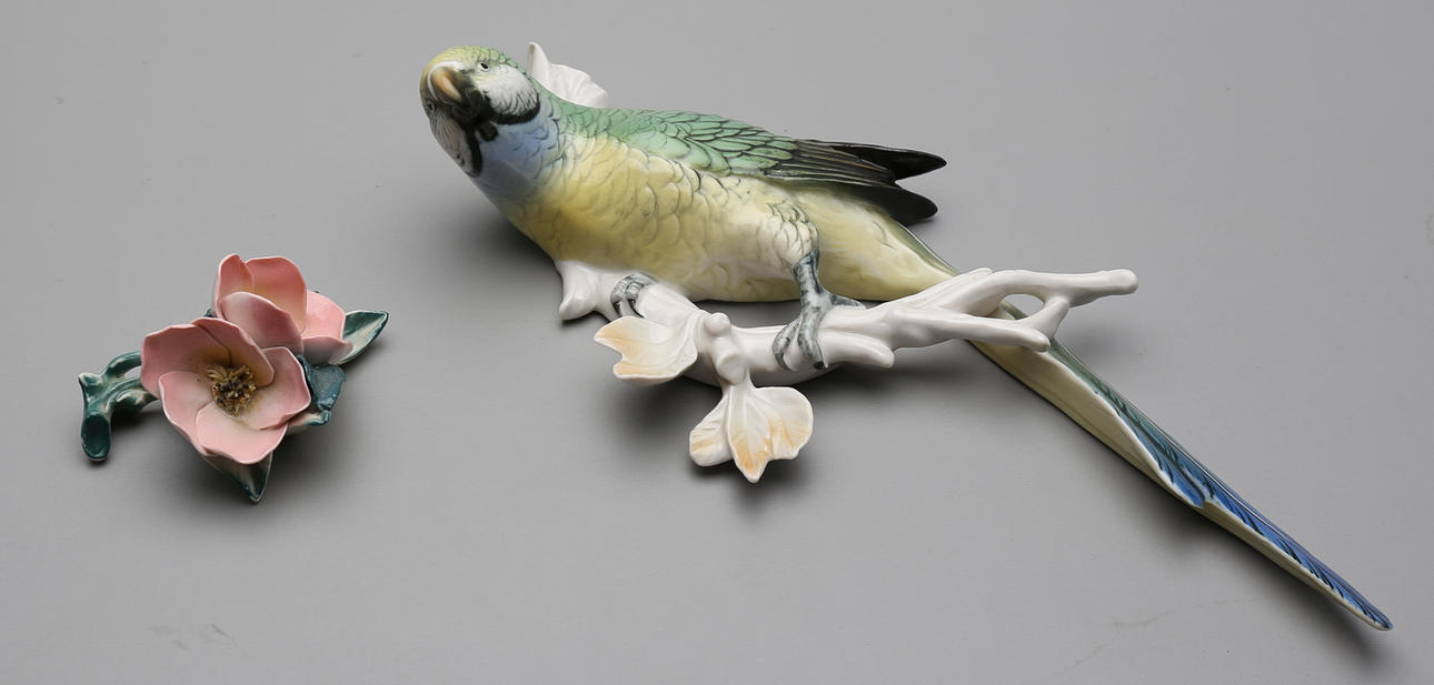 VÄGGFIGURIN samt BORDSDEKORATION, porslin, Karl Ens, Tyskland.