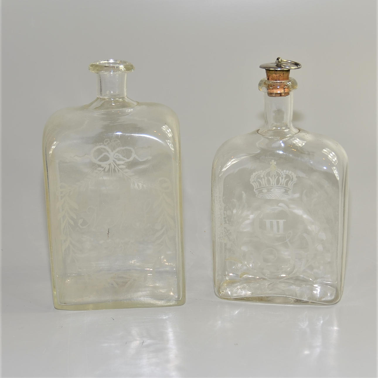 BRÄNNVINSFLASKOR, glas, 1800- och 1900-tal.