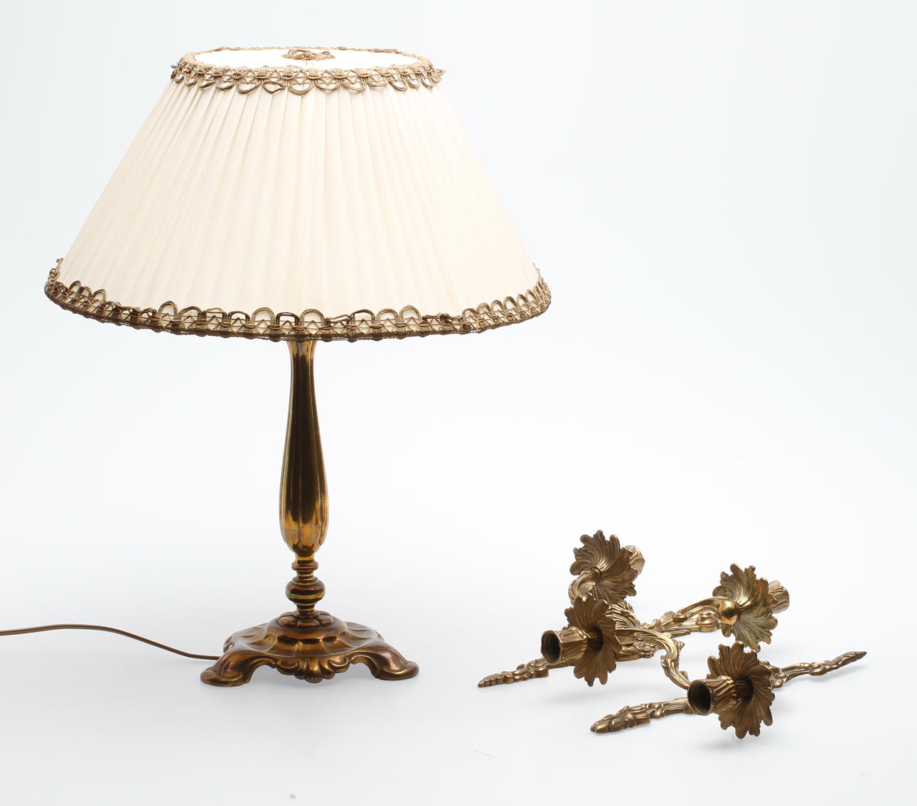 APPLICKER,samt BORDLAMPA 1900-talets mitt.