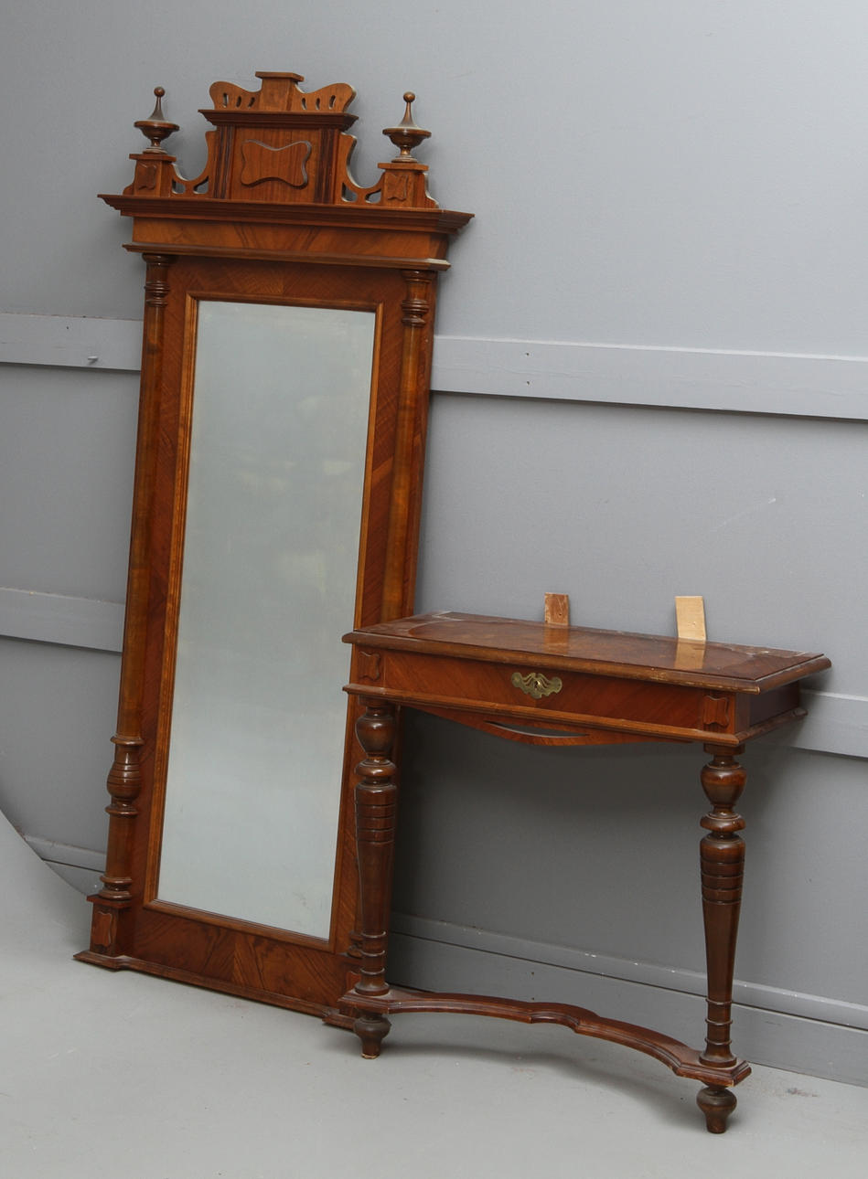 SPEGEL, med konsolbord, Jugend/Nyrenässans, 1900-talets första del.