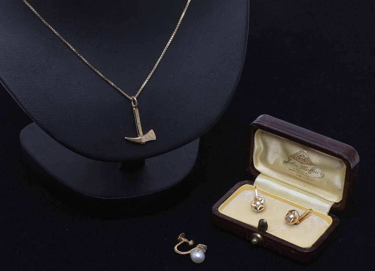 SKJORTKNAPPAR, HÄNGE på KEDJA, ÖRHÄNGE, 18k guld, 1900-tal.