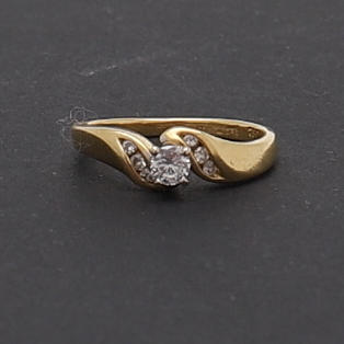 EN DIAMANT CROSSOVER RING.