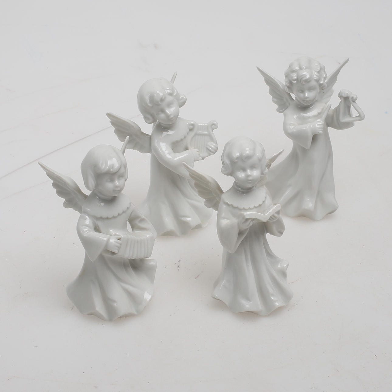 PORCELÆNSENGLE, 4 stk, spilleinstrumenter.