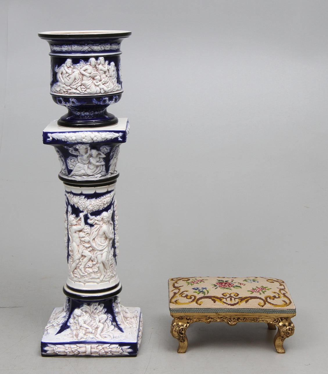 PIEDESTAL MED KRUKA, samt FOTPALL.