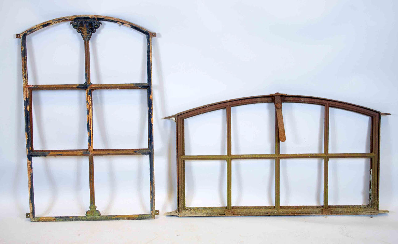 STALLFÖNSTER, 2 stycken, metall.