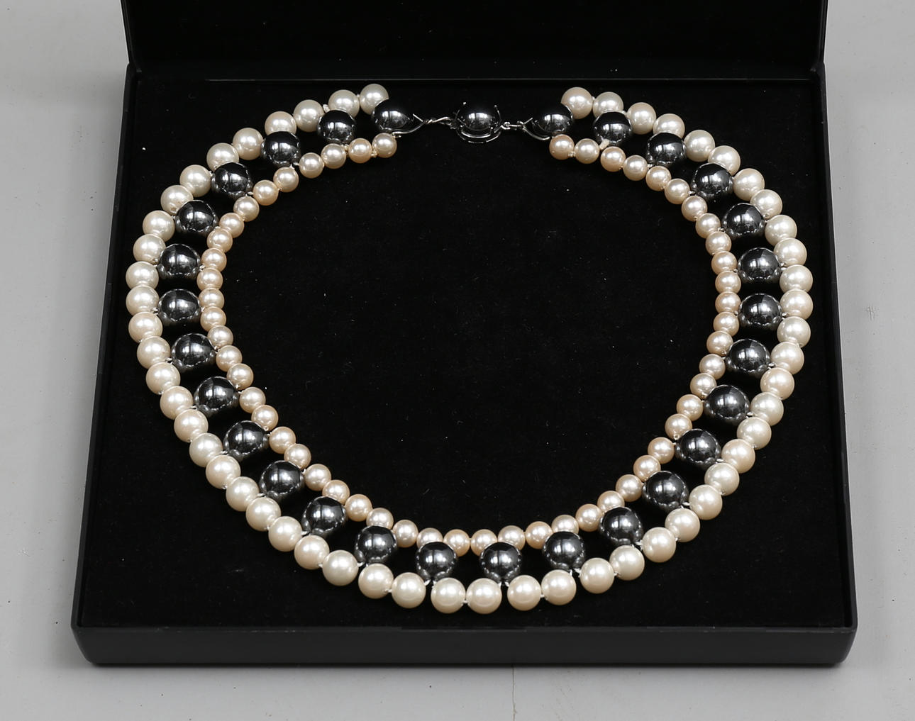 HALSBAND, pärlor, hematiter, lås i silver.