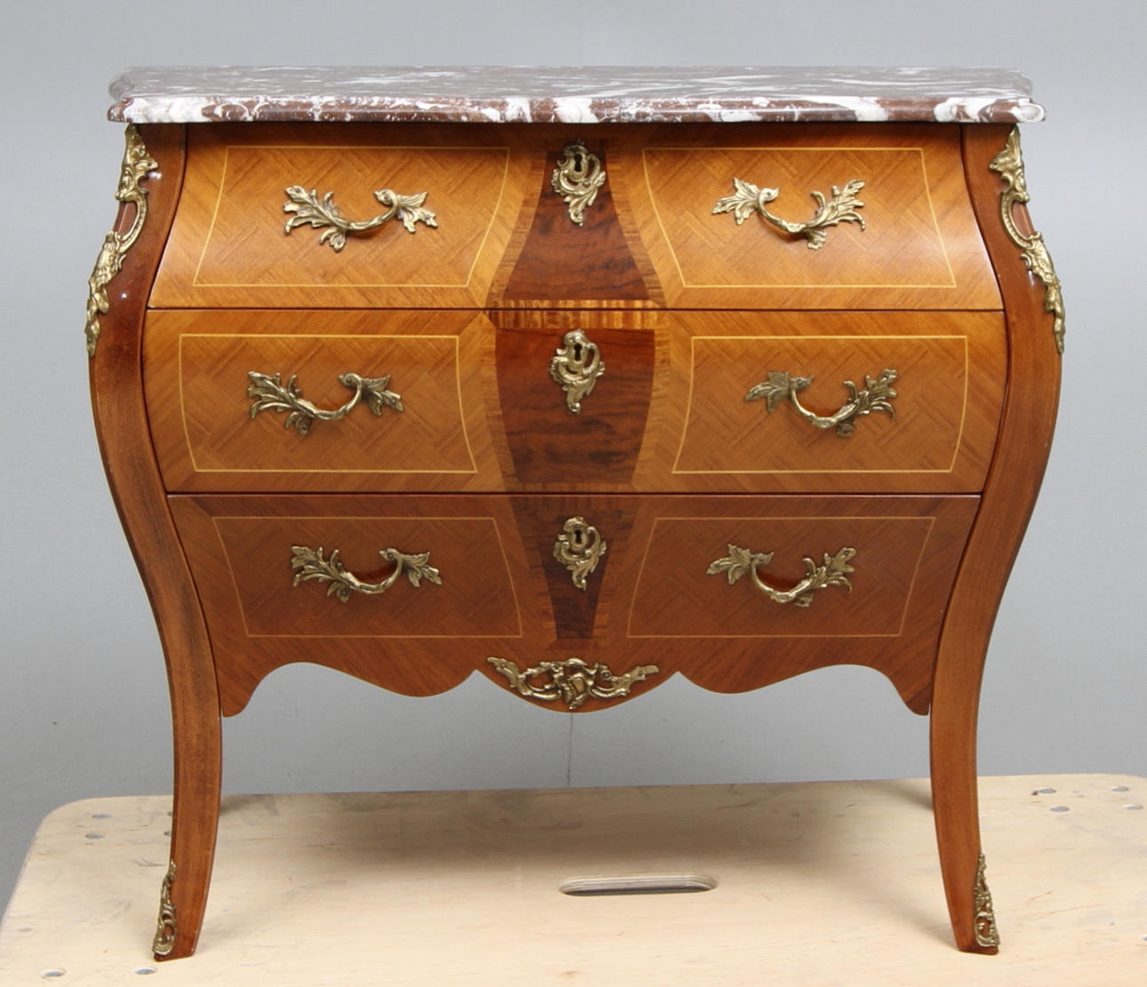 BYRÅ, rokokostil, 1900-tal.