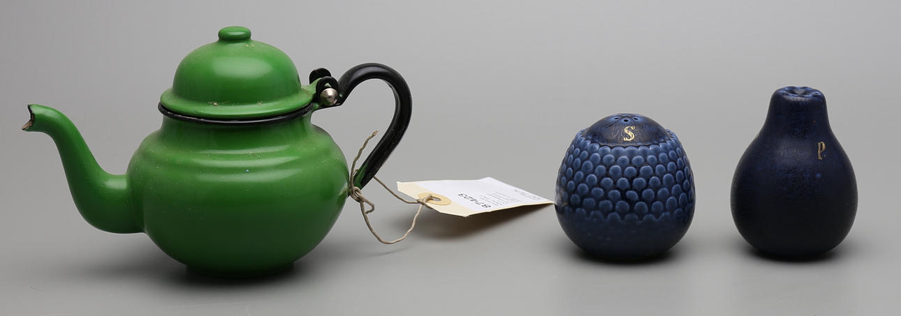 WILHELM KÅGE. SALT OCH PEPPARKAR, Gustavsberg SAMT EMALJKANNA, Polen.