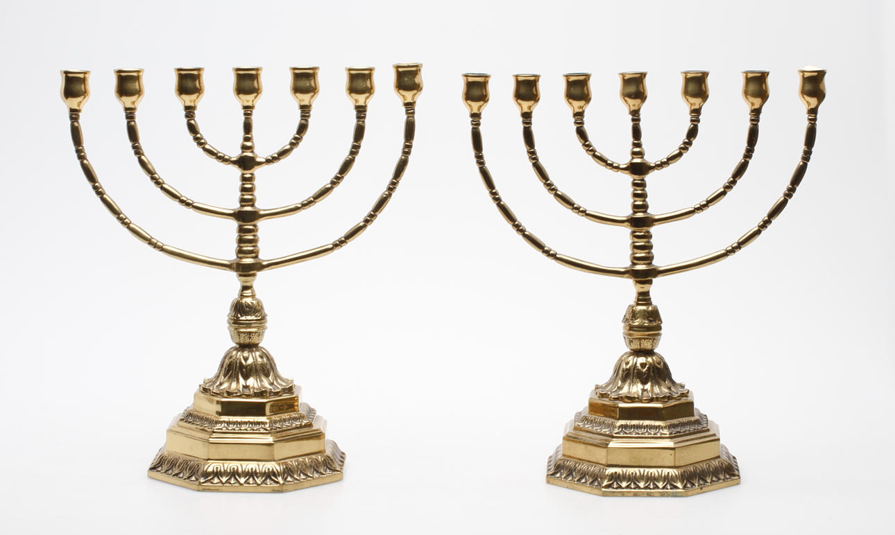 TITUSLJUSSTAKAR, ett par, mässing 1900-tal.