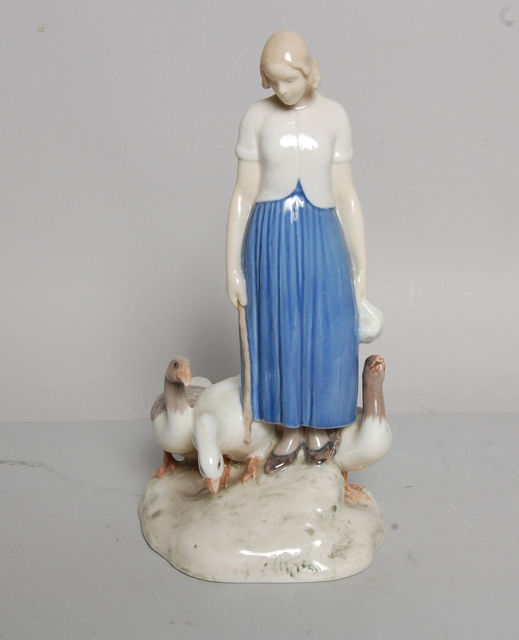 AXEL LOCHER. (1879-1941) figurin " kvinna med gäss ", Bing & Gröndahl.