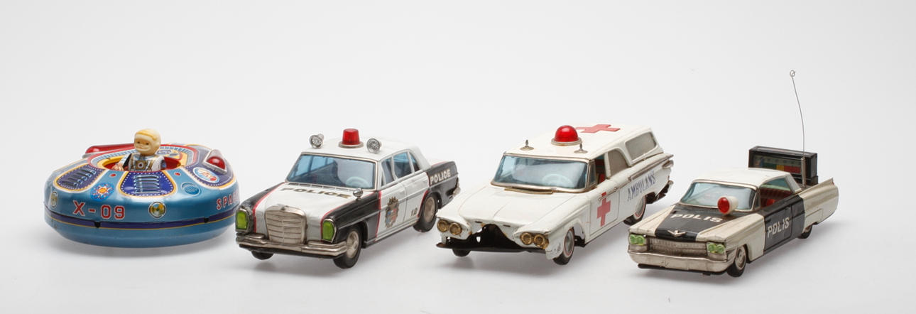 PLÅTBILAR samt RYMDSKEPP, 4 delar, 1960-tal, Japan.