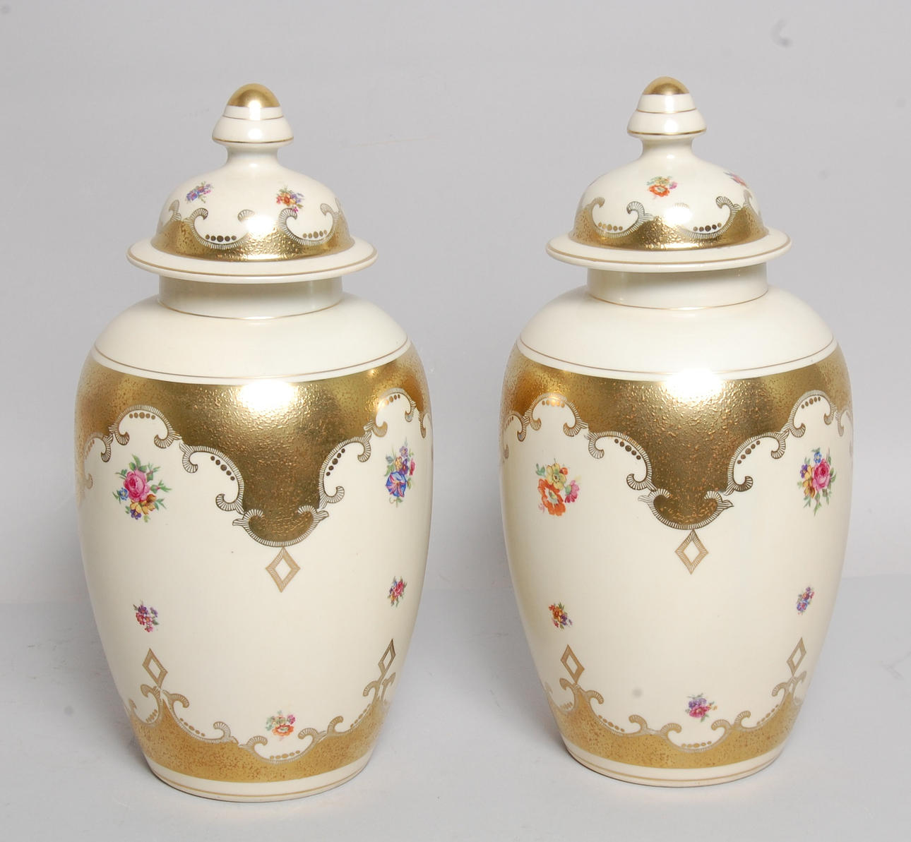 LOCKURNOR, 1 par, porslin, Oscar Schlegelmilch, 1900-talets mitt.