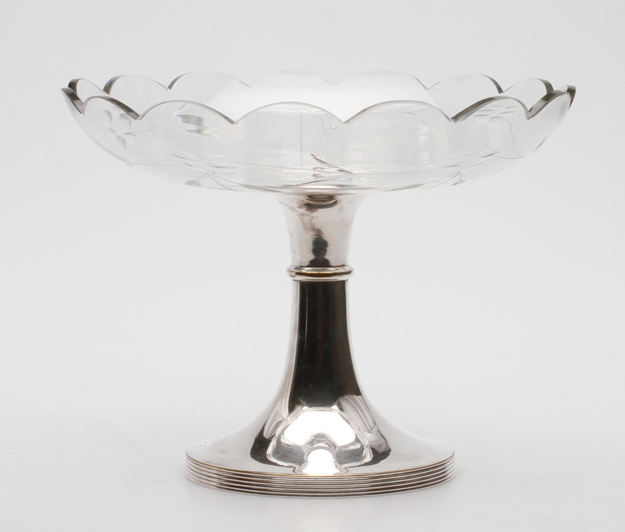 FAT PÅ FOT, glas/nysilver, C G Hallberg, Stockholm.