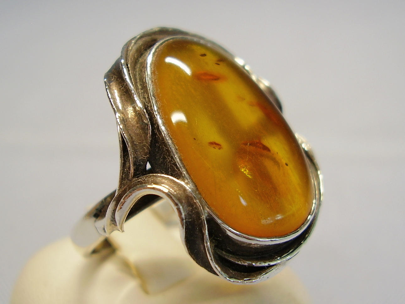 KELTAINEN SORMUS ANTIIKKI GDANSK.