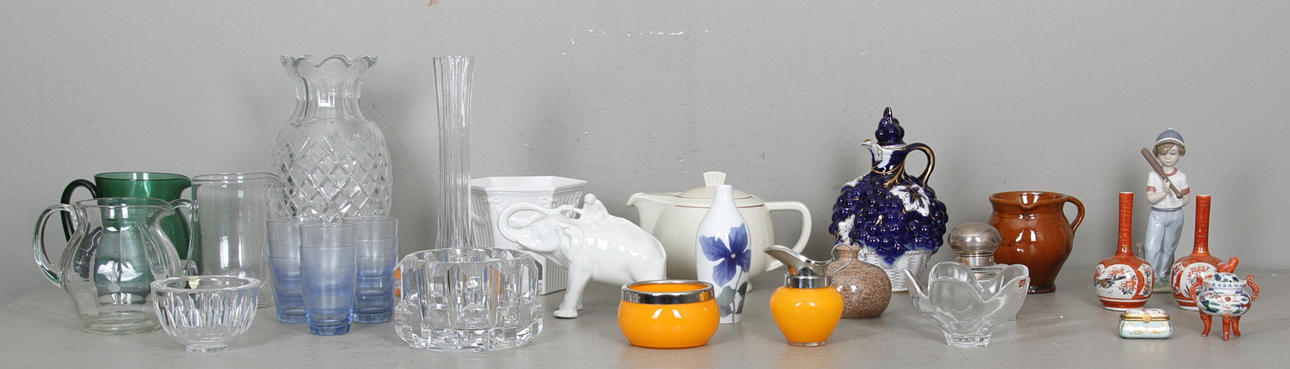 GLASFÖREMÅL, 32 delar, bl.a. Orrefors, Gustavsberg, Lladro m.m.