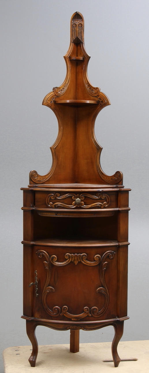 HÖRNSKÅP, rokokostil, 1900-talets andra hälft.