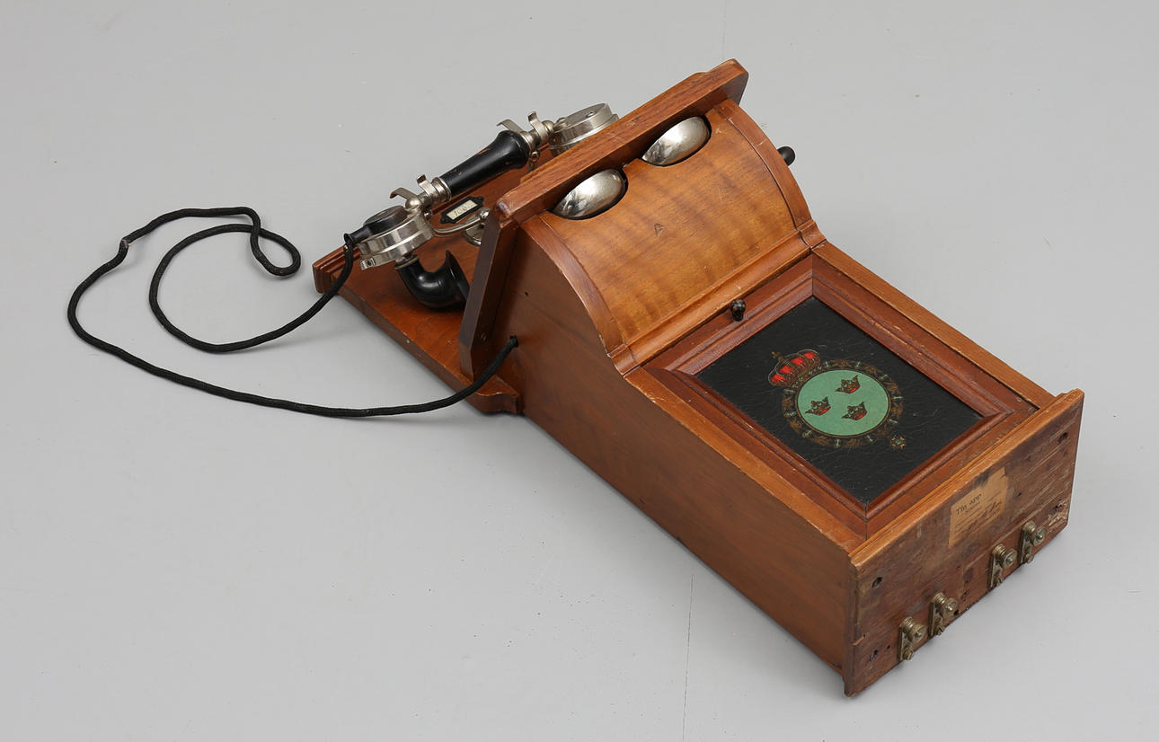 VÄGGTELEFON, 1900-talets första hälft.