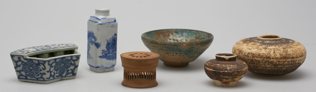 PARTI PORSLIN (5). Vaser och skål etc, 1900-tal (Kina/Japan).