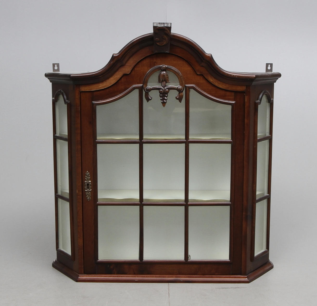 VÄGGSKÅP, 1900-tal.