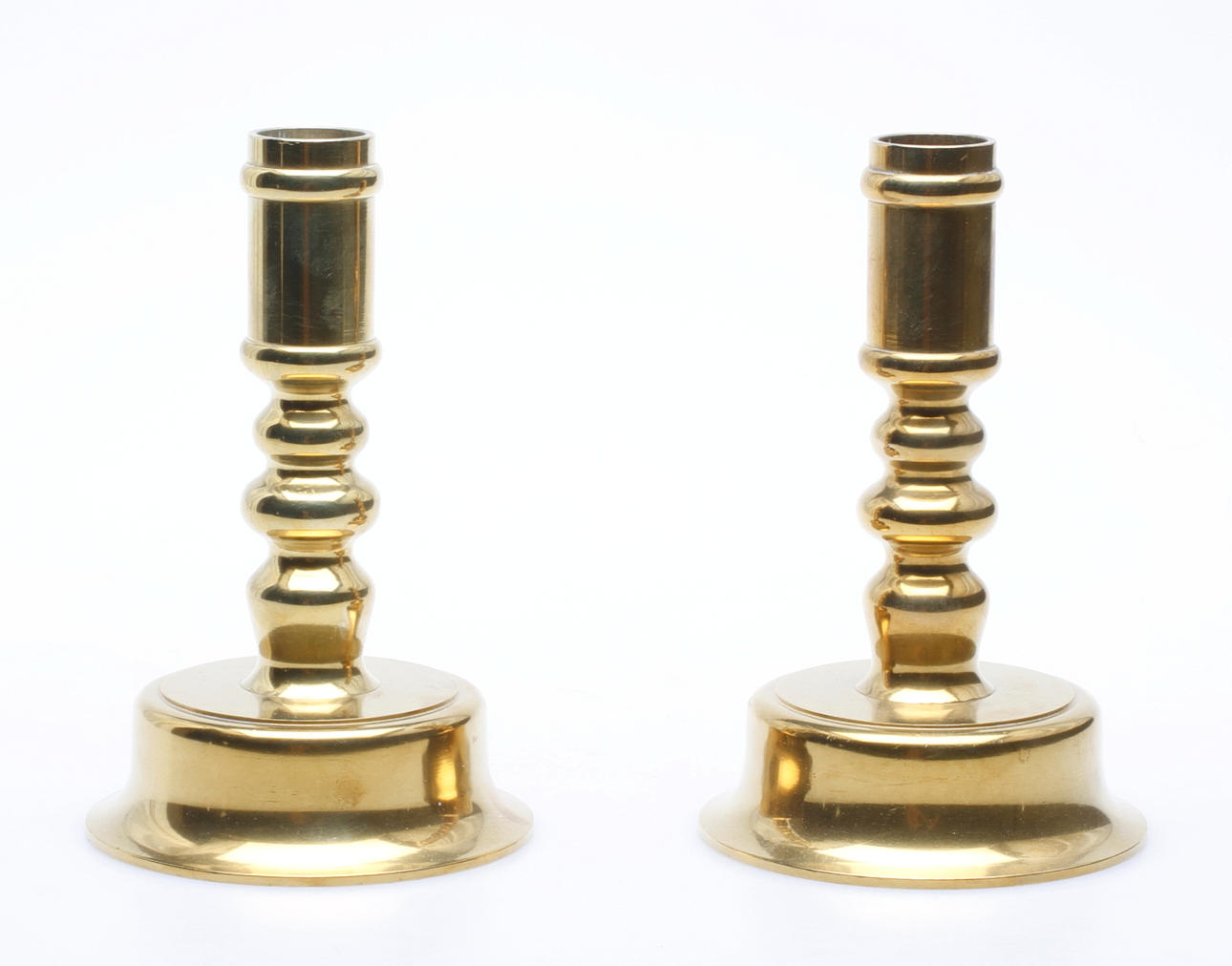 LJUSSTAKAR, ett par, mässing, Lars Holmström, Arvika.