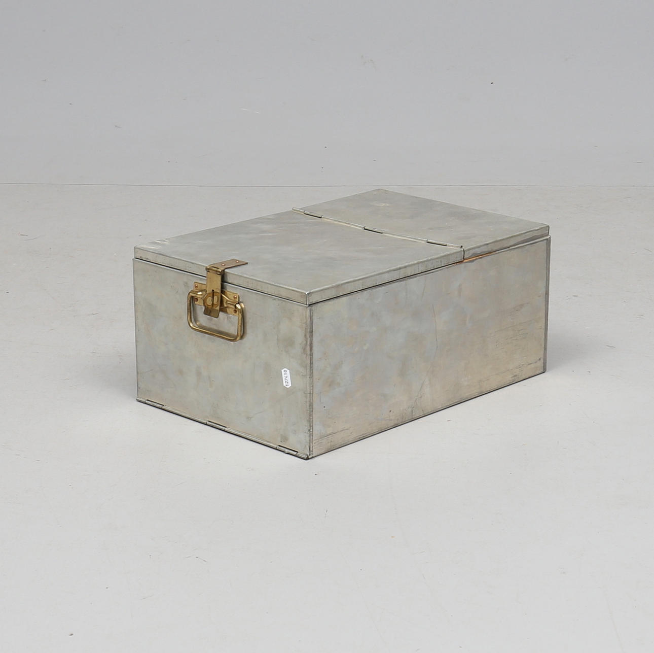 BANKTABLETT, Aluminium/Messing, 20. Jahrhundert.