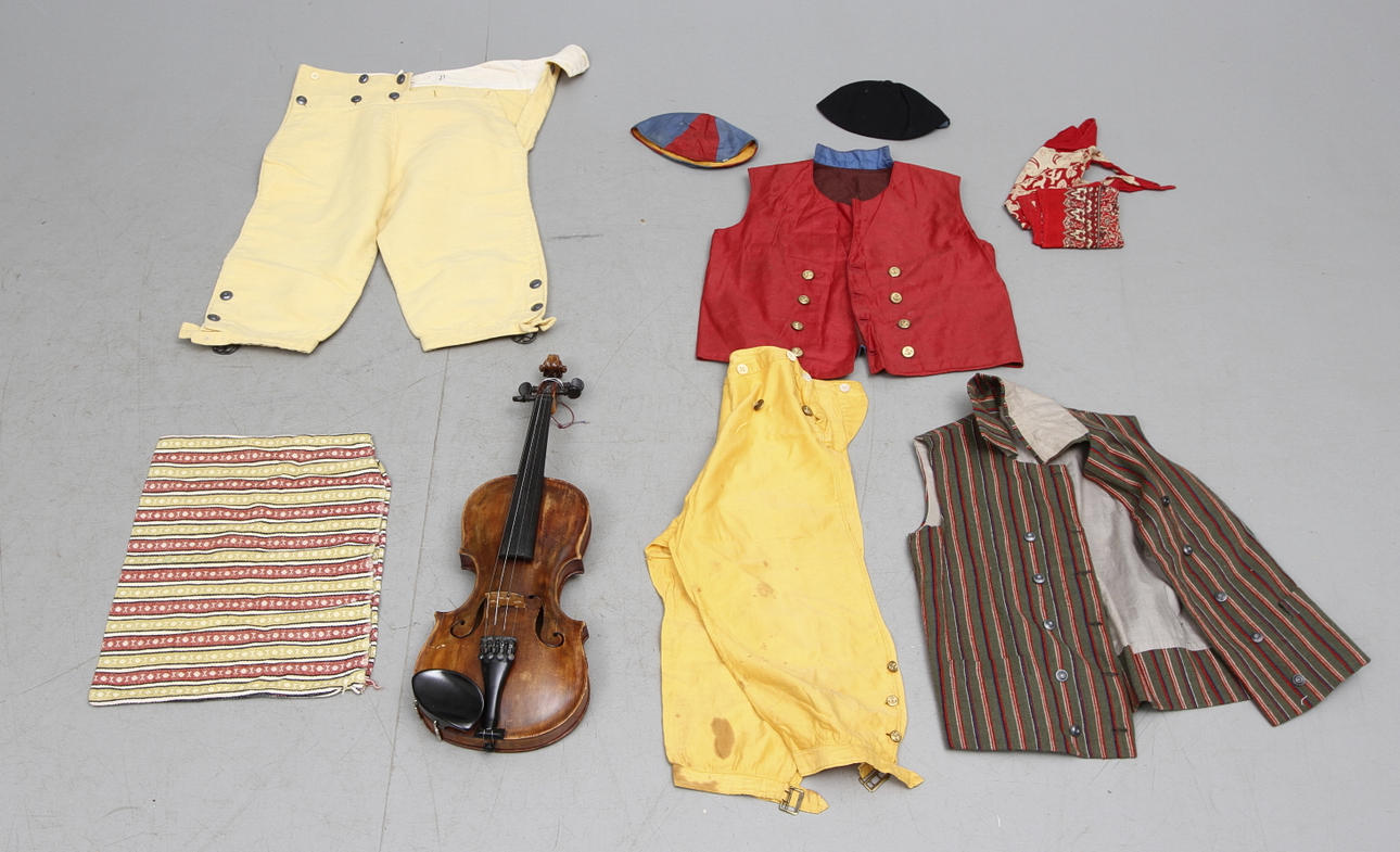 FIOL samt FOLKDRÄKTSDELAR.