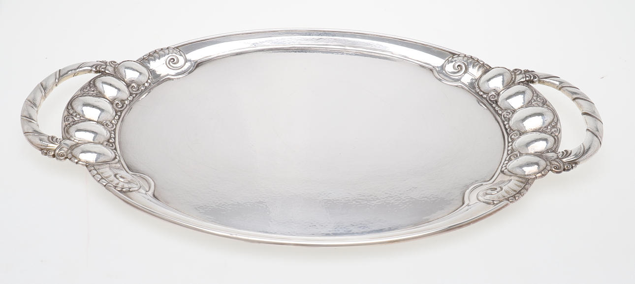 GEORG JENSEN. EIN DÄNISCHES SILBER-OVALES TABLETT MIT ZWEI GRIFFEN.