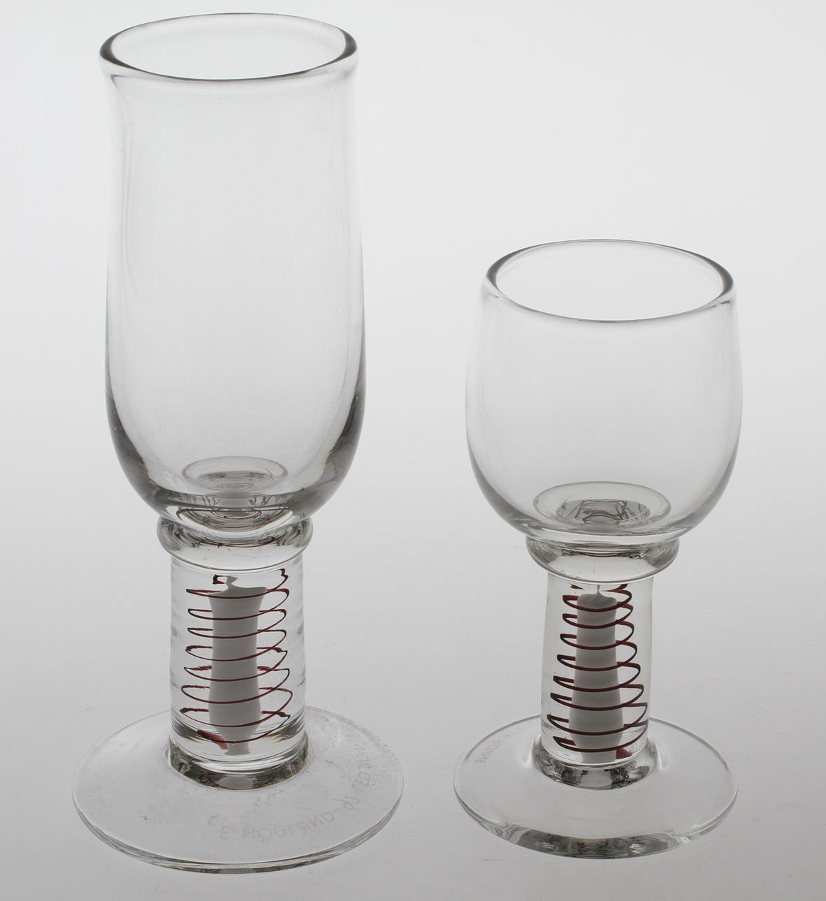 GLASSERVISDELAR, 9 delar, Erik Höglund, Led.Rovne, signerade och daterade -92.