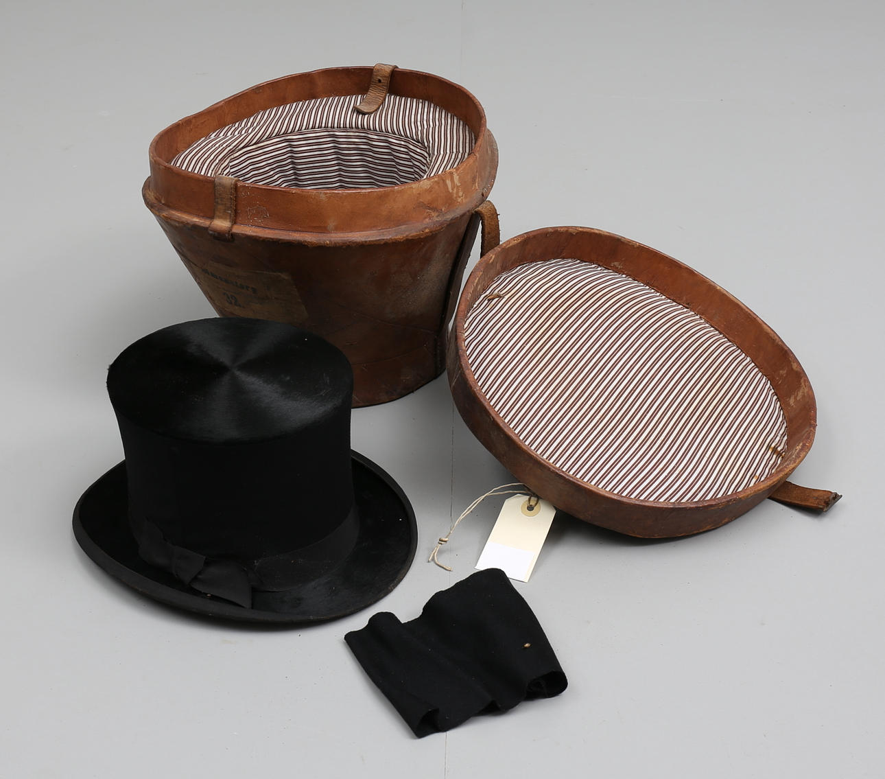 HATT samt HATTASK, läder, 18-1900-tal.