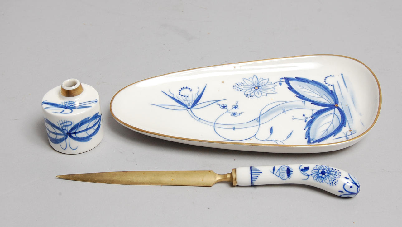 SKRIVSTÄLL, porslin, Meissen liknande stämpel.