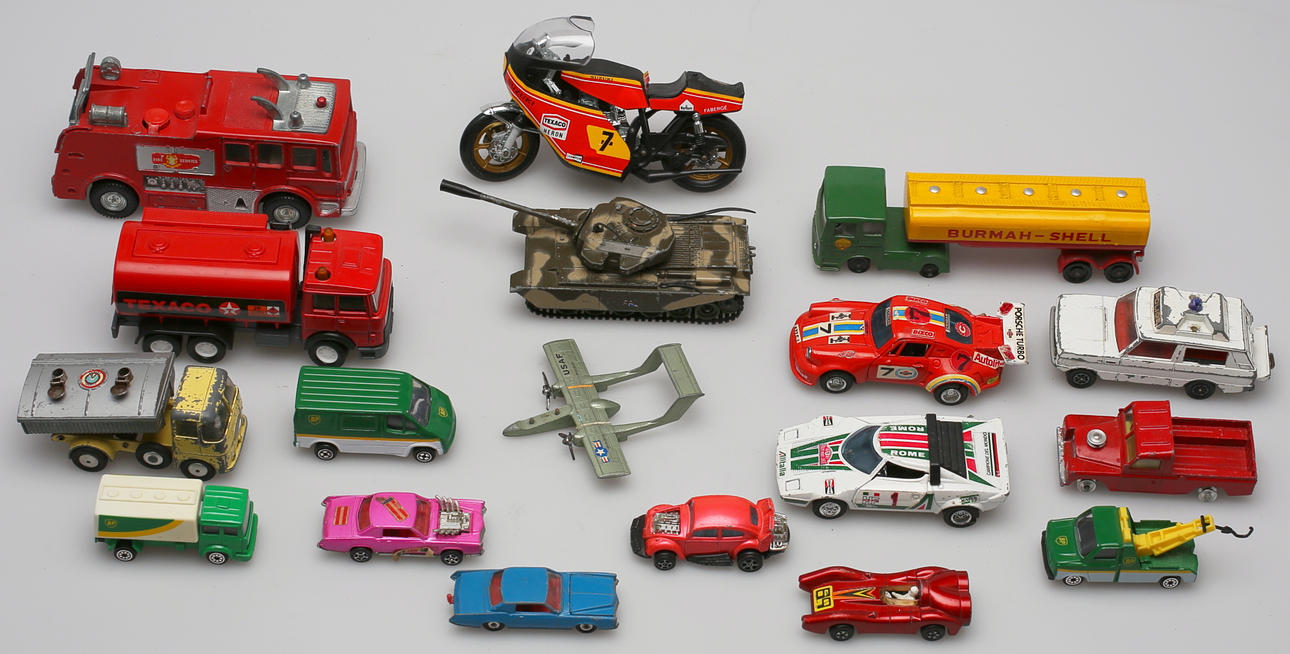 MODELLBILAR ETC ( 17). CORGI TOYS, HUSKY, MATCHBOX, DINKY TOYS.