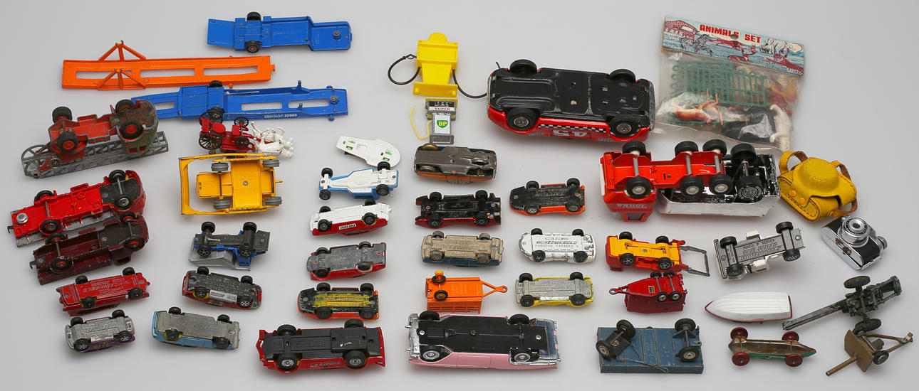 MODELLBILAR ETC (39). CORGI TOYS, DINKY TOYS, TEKNO, GAMA, SPION KAMERA, PLÅTBIL.