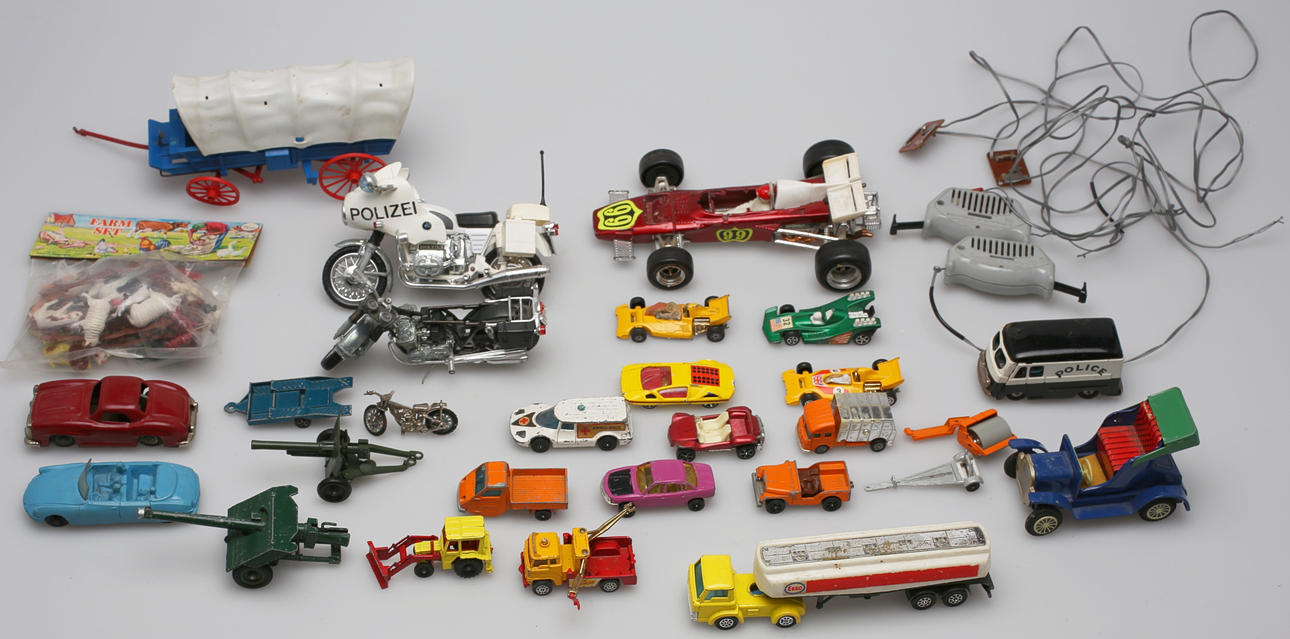 MODELLBILAR ETC (30). GORGI, BRITAINS etc. 1960/70-tal.