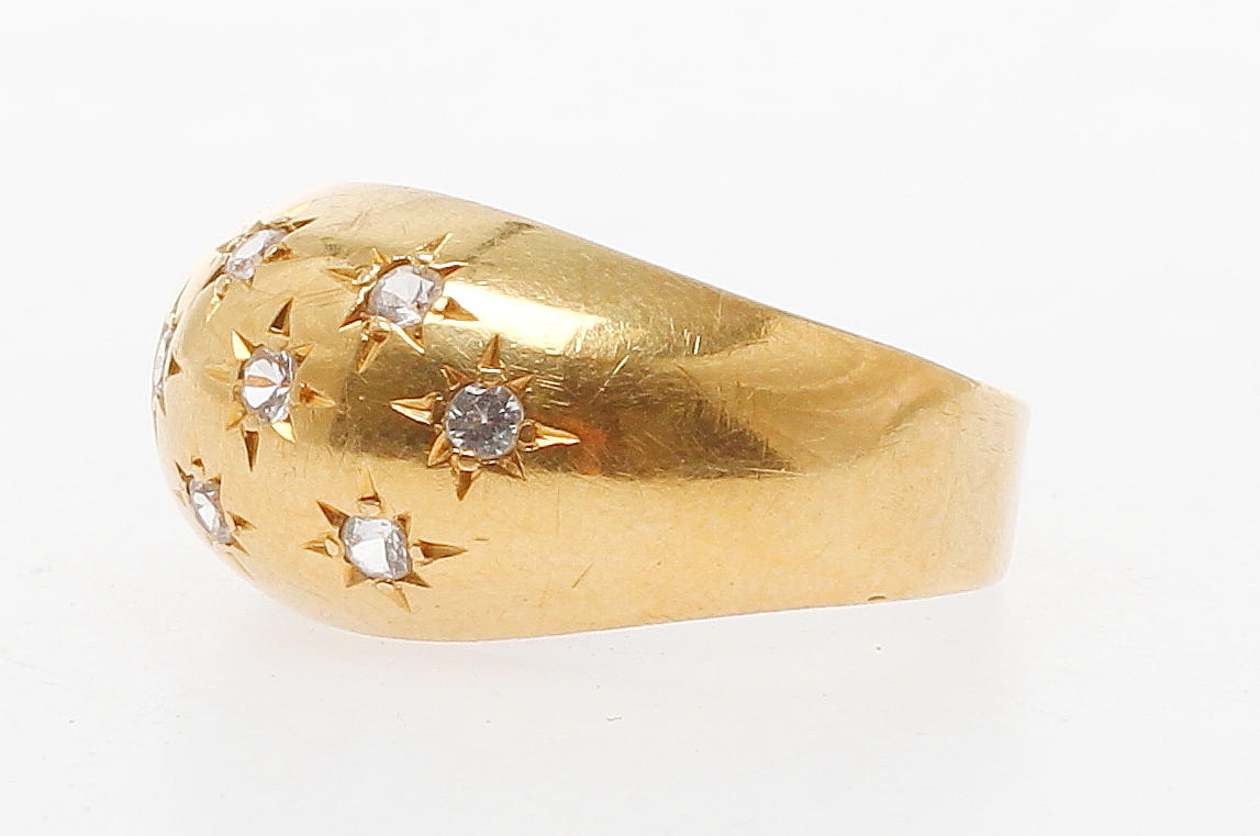 RING, 18k guld med enligt uppgift vita safirer, Trege Guldsmedsaktiebolaget, Göteborg, 1964. Vikt 3,7 gram.
