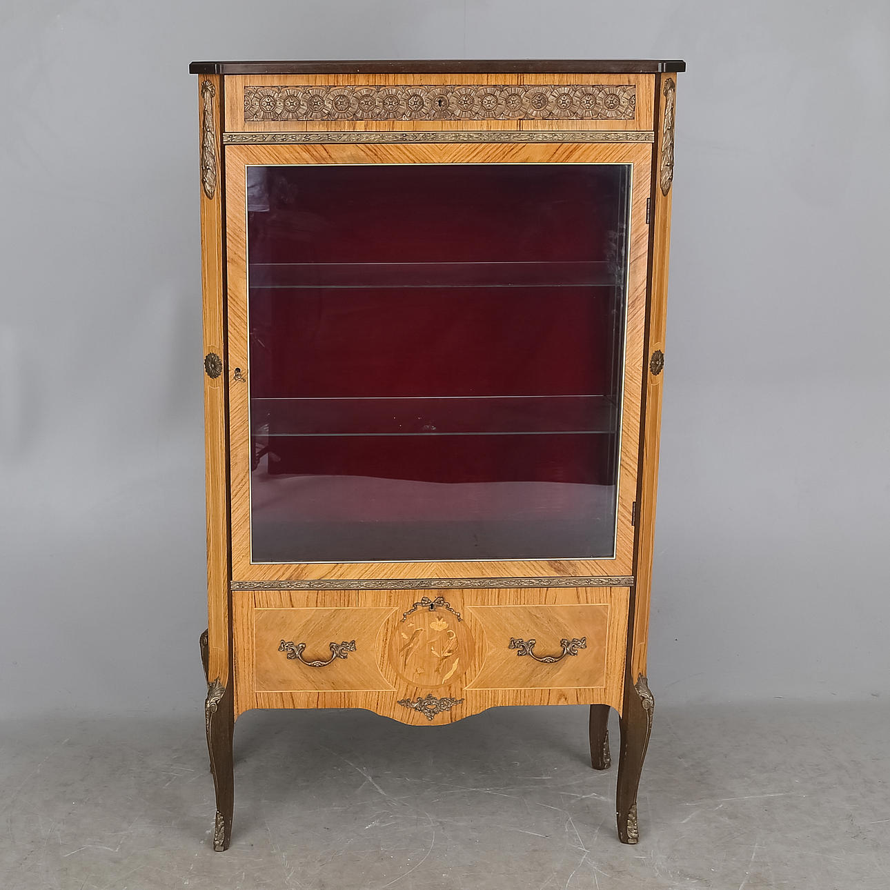 VITRINSKÅP, 1900-tal.