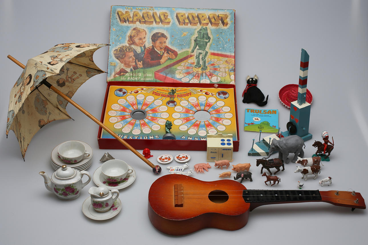 PARTI LEKSAKER, Bl a Gitarr, Spel, Paraply, dockskåpsleksaker.