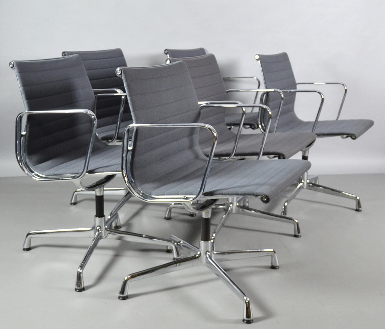 CHARLES & RAY EAMES. 6 ALU CHAIR EA 108 FÜR VITRA.