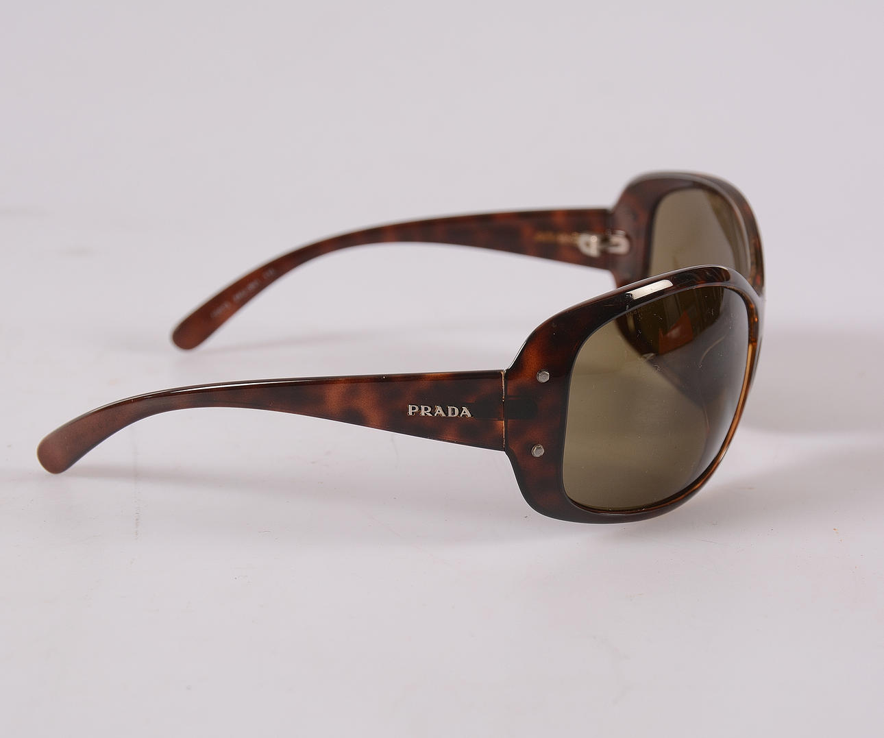 SOLGLASÖGON, Prada.