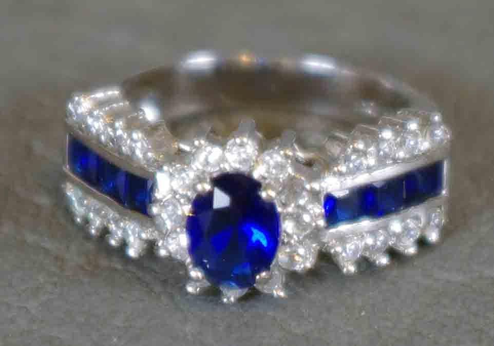 RING, safirer och vita stenar.