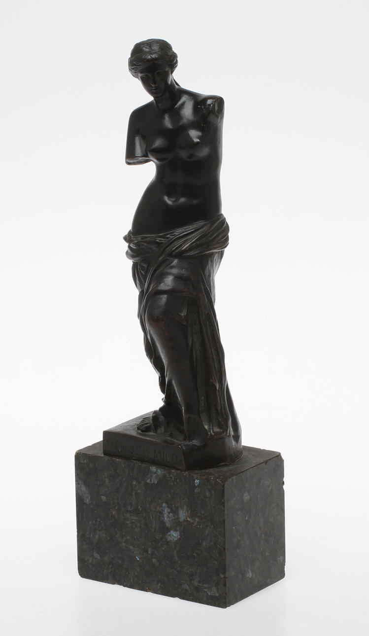 SKULPTUR, Venus de Milo, brons på stensockel.