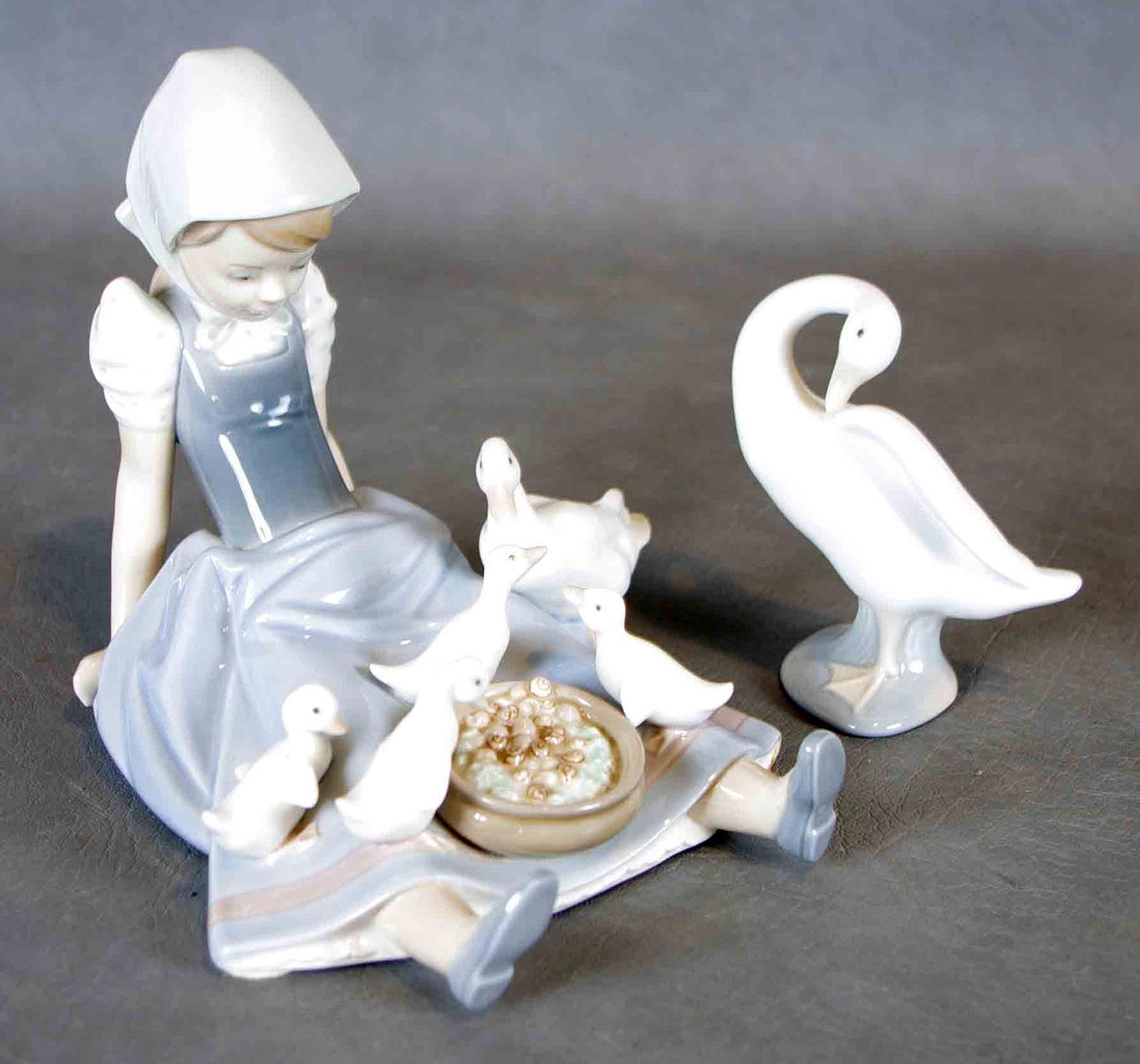 PORSLINSFIGURER, 2 stycken, flicka med fåglar samt fågel, Lladro.