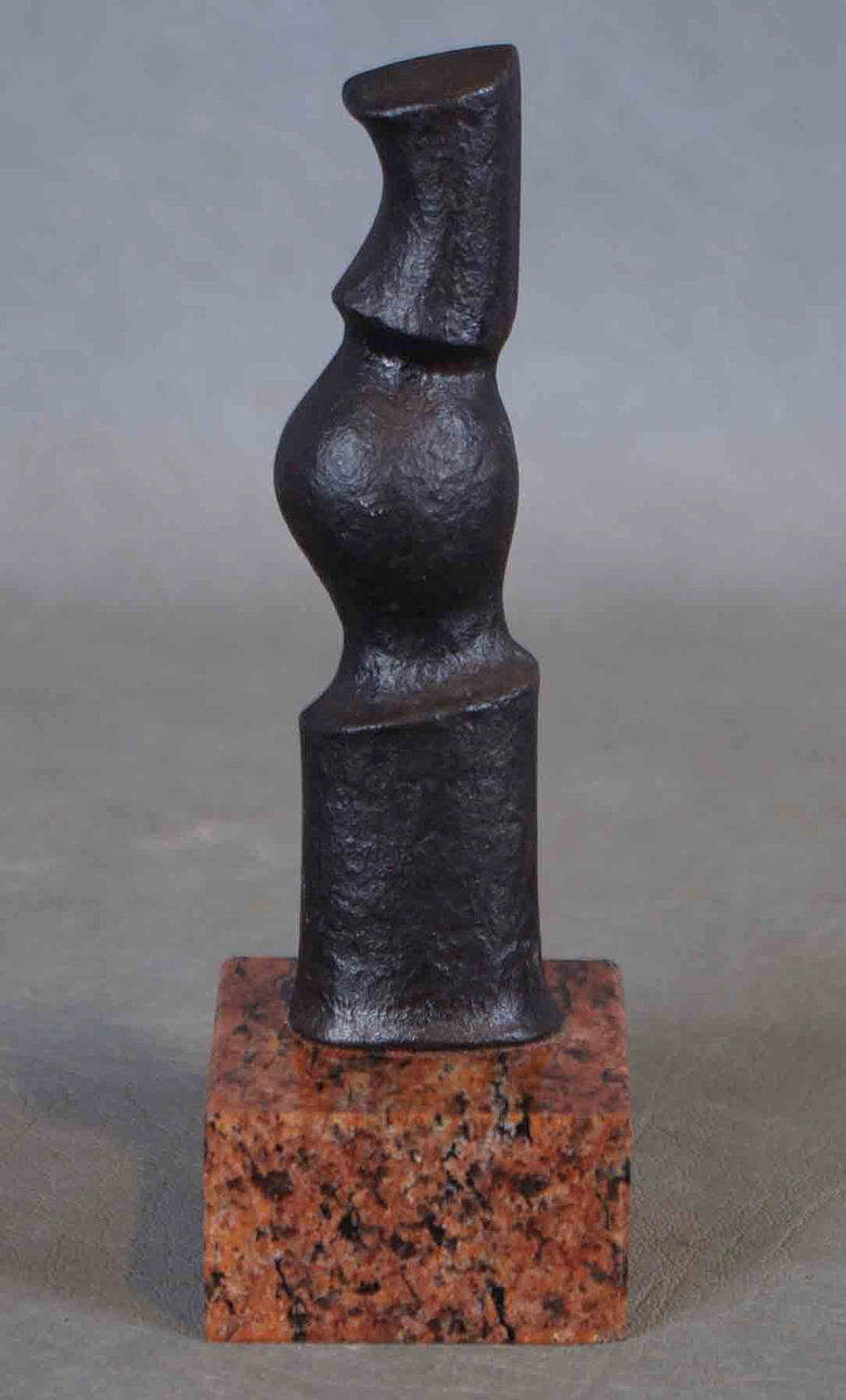 SIGURD PERSSON. skulptur, svartmålad metall på marmorsockel.