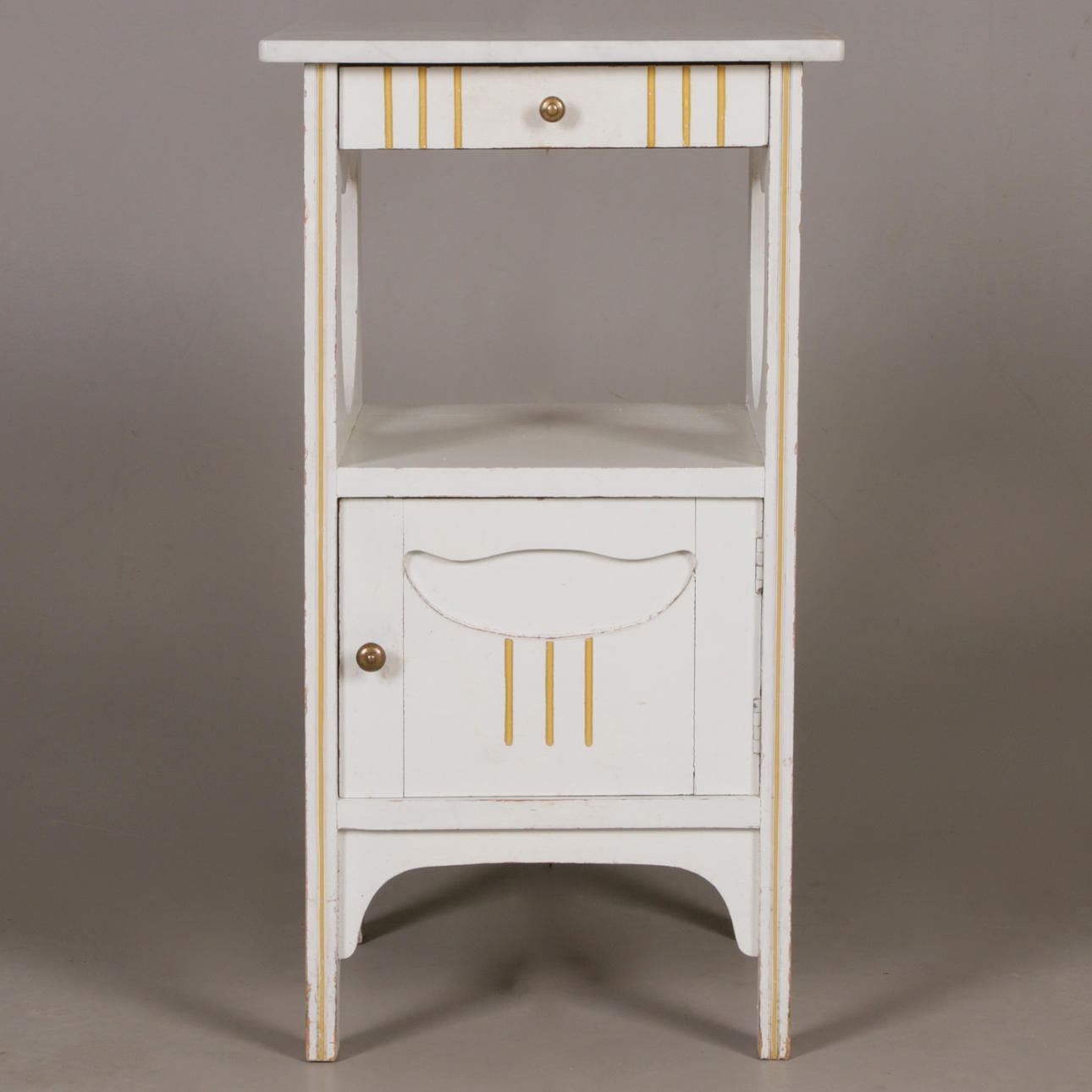 NACHTISCH, mit Steinplatte, 20. Jahrhundert.