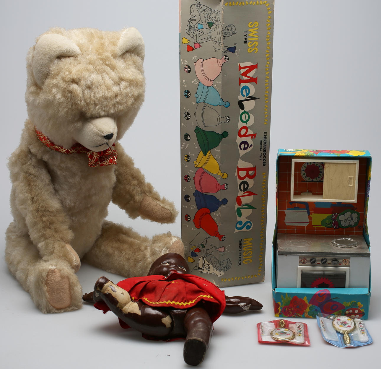 PARTI LEKSAKER (4). Bl a nalle, dockor etc.