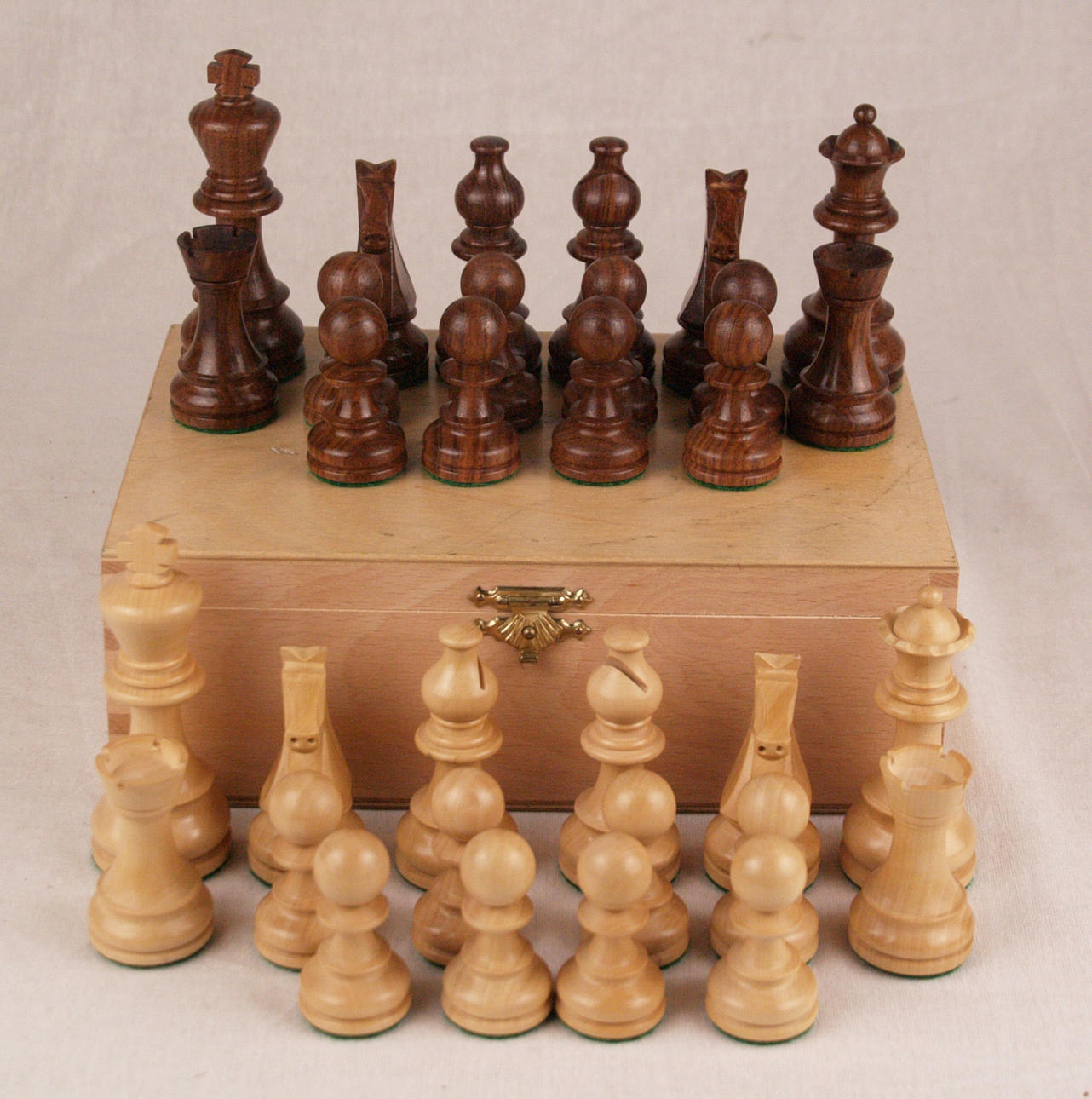 PIEZAS DE AJEDREZ - MADERA.