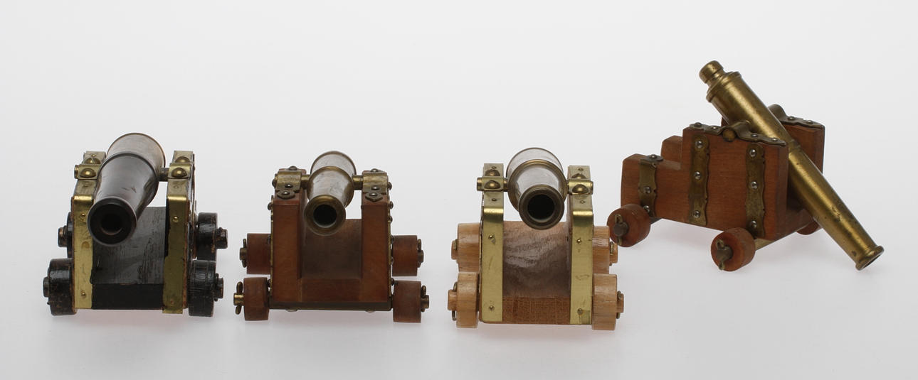 PRYDNADSKANONER, 4 st, mässing och trä, 1900-tal.
