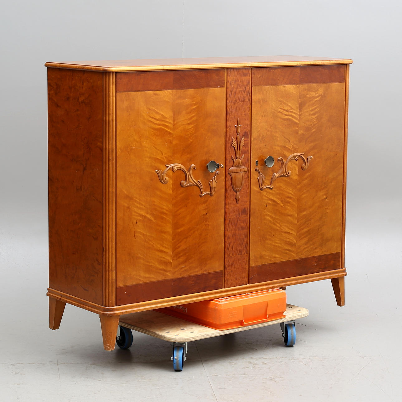 LINNESKÅP, björk, 1900-talets första hälft.