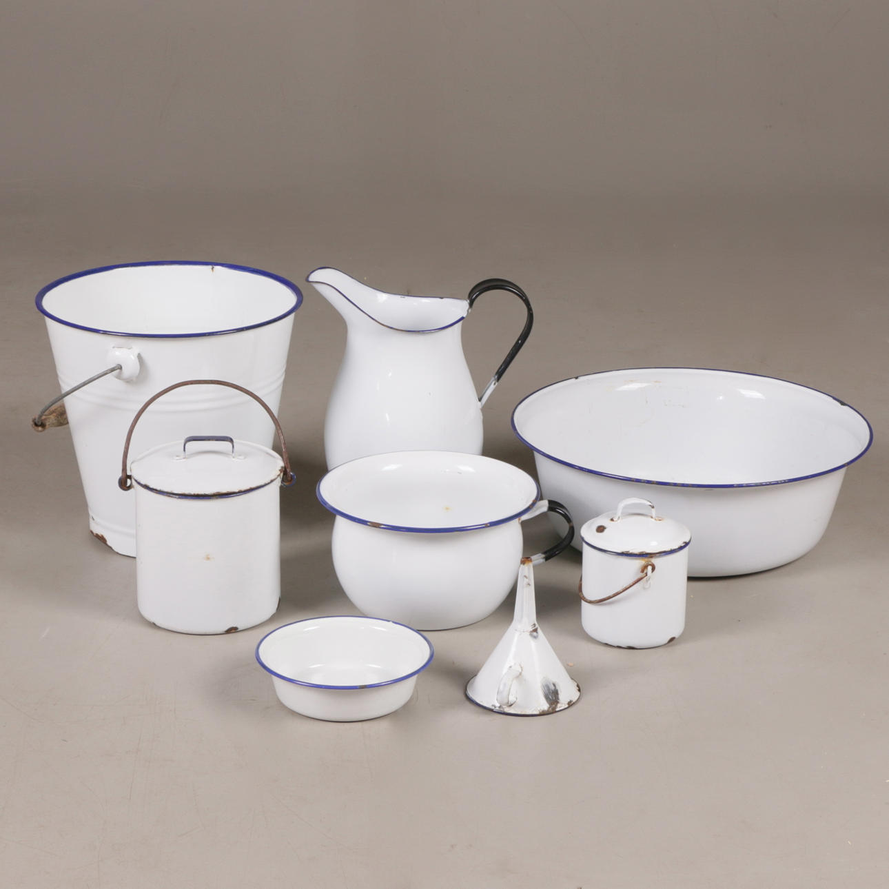 EIMER, Waschbecken usw., 10 Teile, Emaille, Kockums, 20. Jahrhundert.